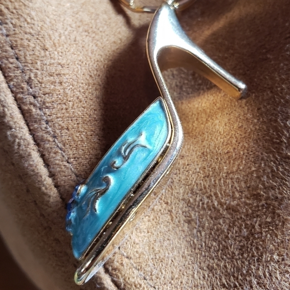 𝅺HEEL key chain. Gold/ blue